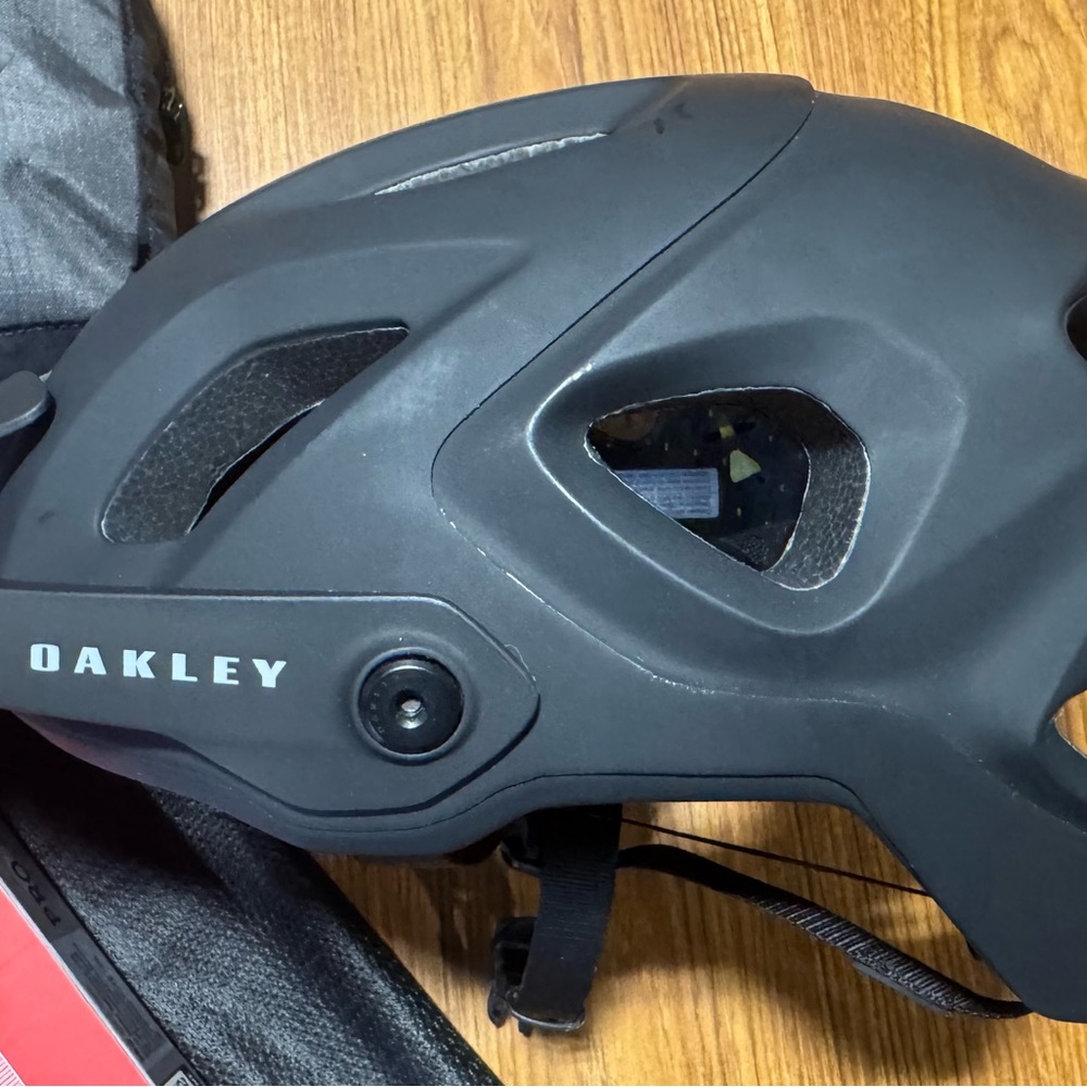 Oakley DRT5 Black Bike Helmet + Extras
